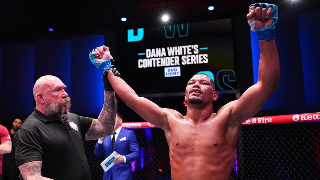 lutador de ufc, uma das tendências esportivas, com os braços erguidos após vencer uma luta