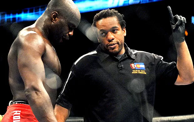 Herb Dean em um octógono ao lado de um lutador - Foto: Getty Images