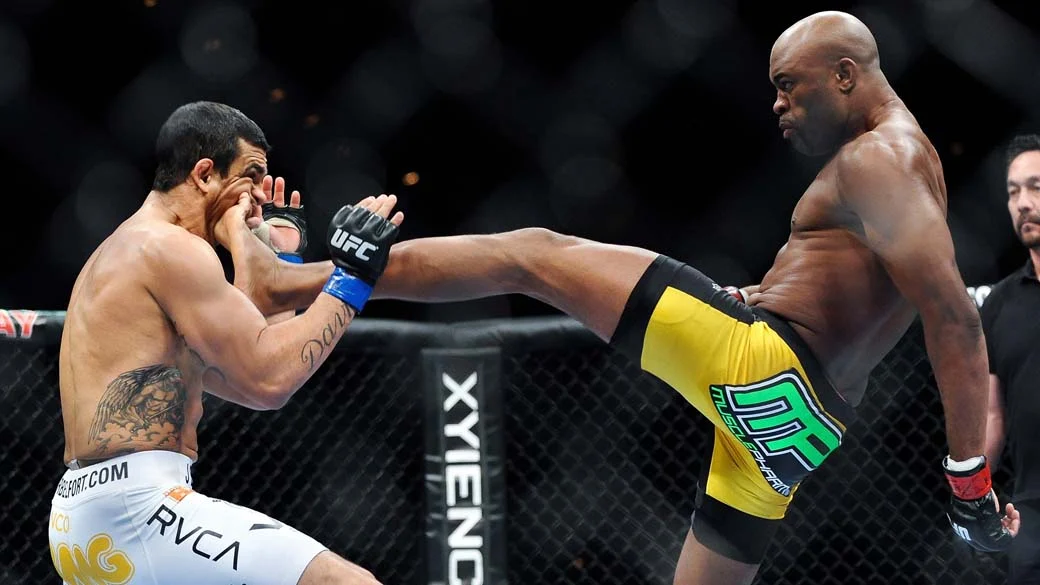 Anderson Silva lutador de MMA nocauteando um lutador com um chute - Foto: Divulgação Placar 