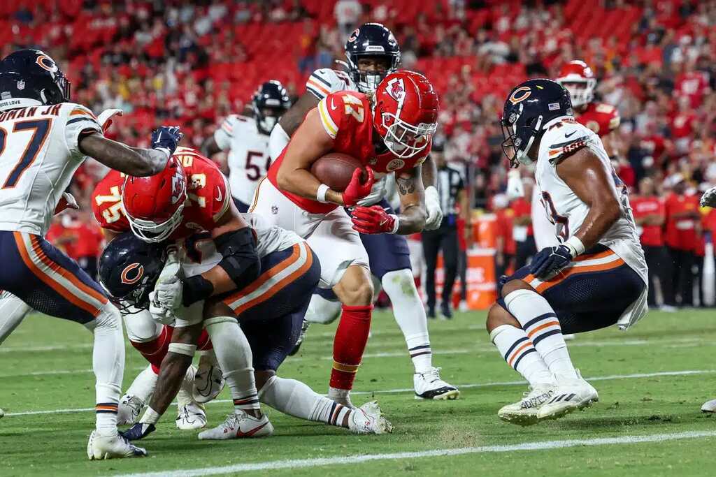 jogadores da nfl em campo, que sabem como apostar em futebol americano