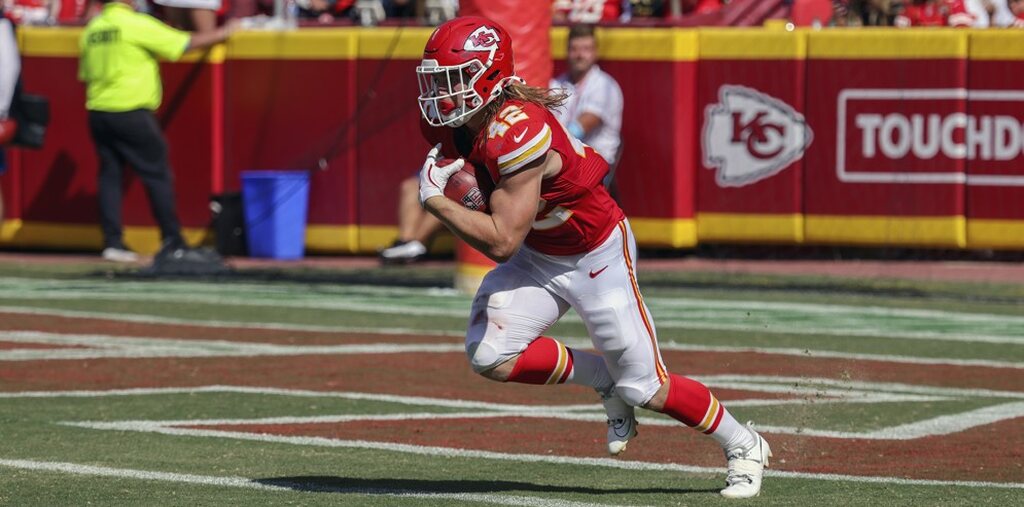 jogador do kansas city chiefs que sabe como apostar em futebol americano prestes a correr com a bola em campo