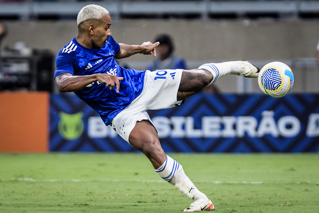 Jogador Matheus PEreira chutando uma bola - Foto: Gustavo Aleixo/Cruzeiro/Flickr