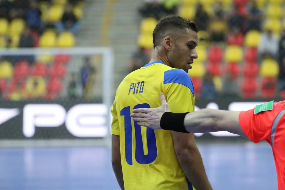 pito, considerado o melhor jogador de futsal da atualidade, de uniforme na quadra