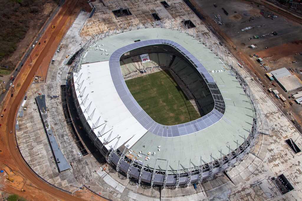 Estádio do Fortaleza, Arena Castelão, visto do alto, com estacionamento ao redor e arquibancadas vazias.