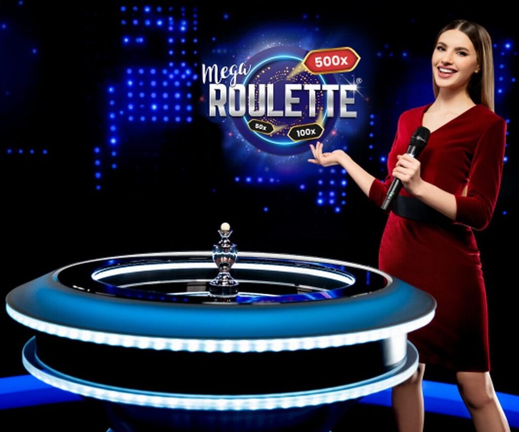 Apresentadora de roupa vermelha, apontando para logo do jogo de slot Mega Roulette.