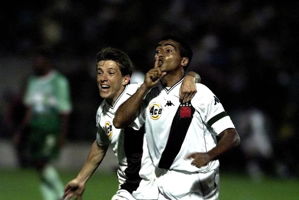 Romário e Juninho, vestindo uniforme branco com detalhes pretos do Vasco, comemorando título do Mercosul contra o Palmeiras.