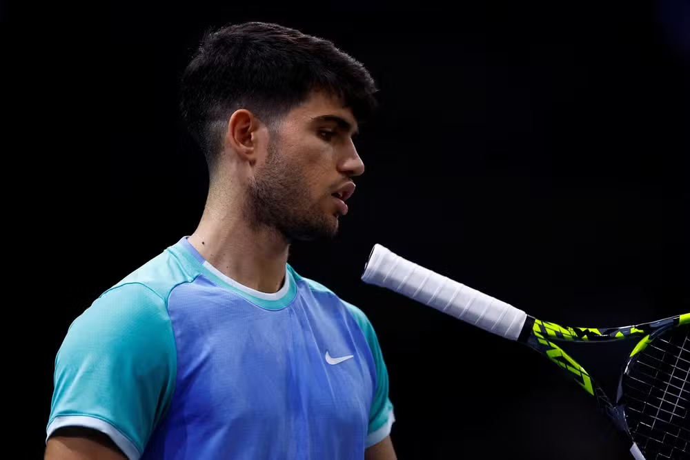 jogador de tenis jogando a raquete para o alto. o esporte é uma das Modalidades previsíveis para apostar