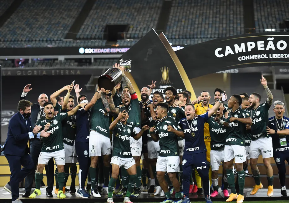 Jogadores do Palmeiras levantando a taça da Libertadores da América - Foto: André Durão