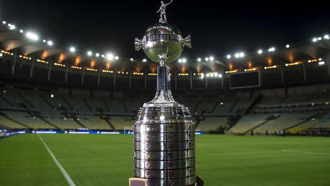 Taça Libertadores da América em um campo de futebol - Foto: Divulgação/Comenbol