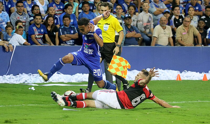 Jogador do Flamengo dando um carrinho em um jogador do Emelec - Wikimedia Commons