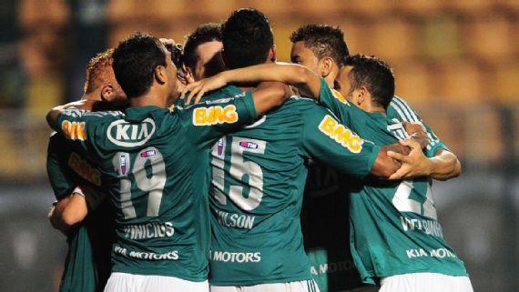 Jogadores do Palmeiras comemoram gol marcado no Sporting Cristal (PER), na Copa Libertadores de 2013