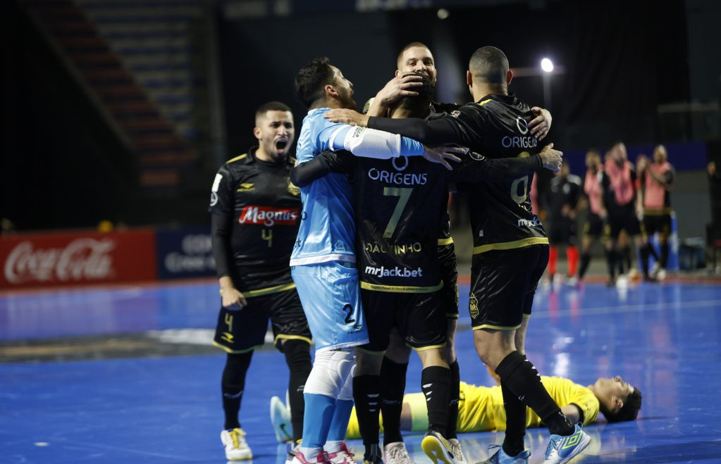 Time do Magnus Futsal comemorando vitória na Libertadores de FUtsal 2024