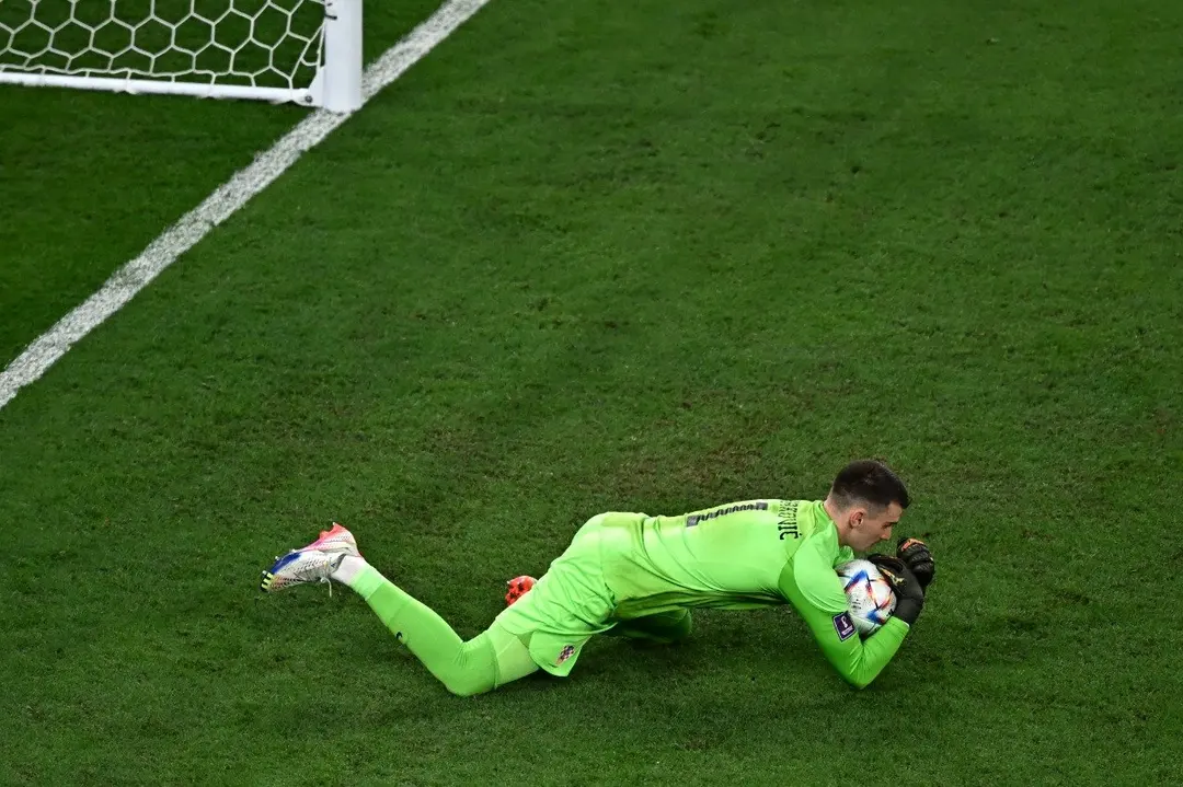 Recuar a bola para o goleiro é um tipo de falta dentro da área que não é pênalti - Reprodução/Anne-Christine Poujoulat/AFP