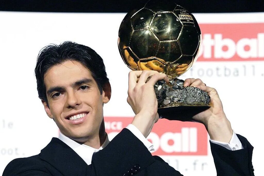 Imagem do jogador brasileiro Kaká erguendo o prêmio da Bola de Ouro