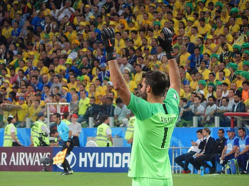 Goleiro Alisson Becker atuando pela Seleção Brasileira