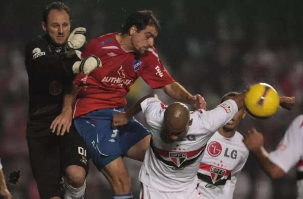 Jogadores do São Paulo e do Nacional se enfrentando em campo