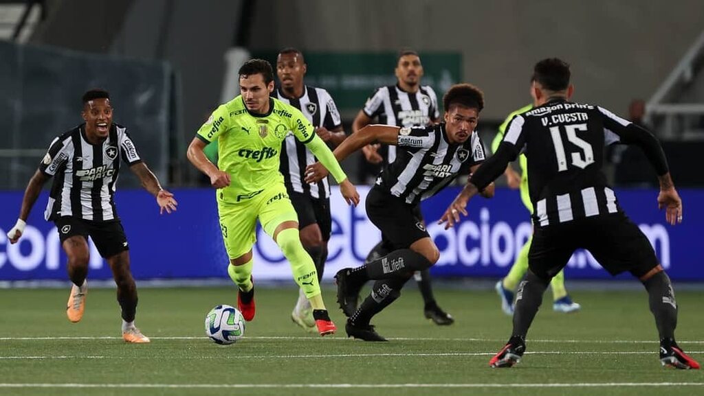 Jogadores do palmeiras e botafogo se enfrentando em campo