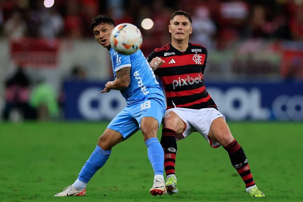 Jogadores do flamengo e bolívar se enfrentando em campo