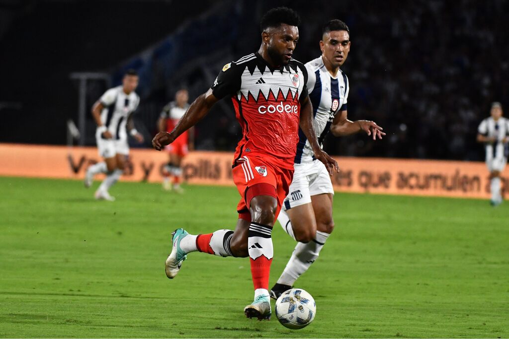 Jogadores do River Plate e Talleres em campo