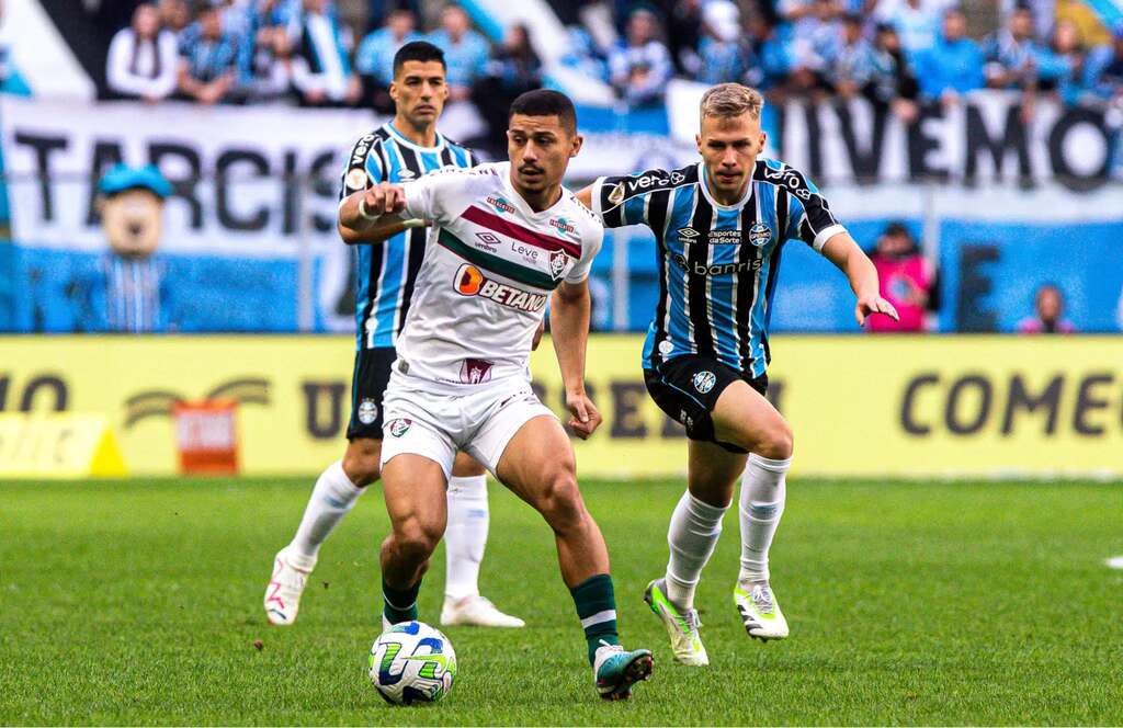 Jogadores do fluminense e gremio se enfrentando em campo