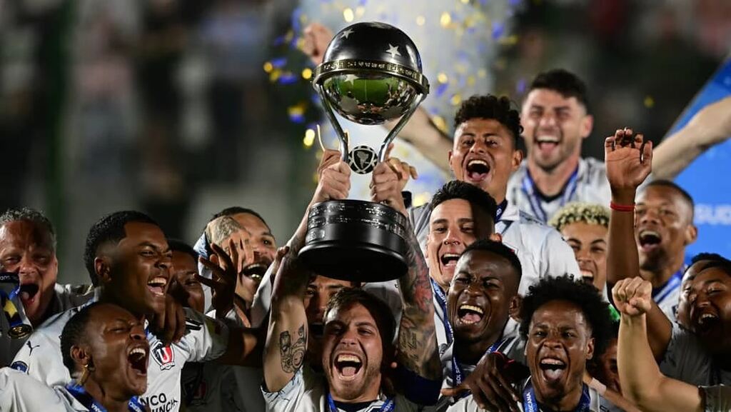 Imagem dos jogadores do LDU levantando a taça da Sulamericana na final, em 2023