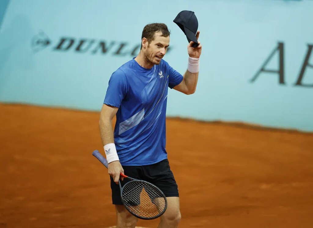 Jogador de tênis cumprimentando a torcida antes de começar o tie-break