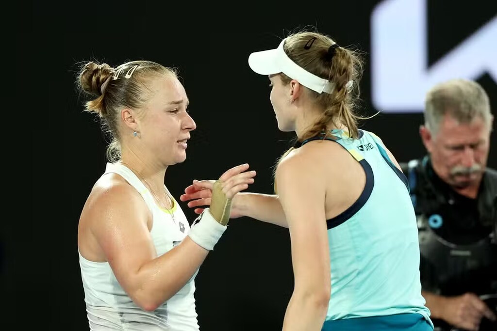 Duas jogadoras de tênis se cumprimentando antes de começar o tie break