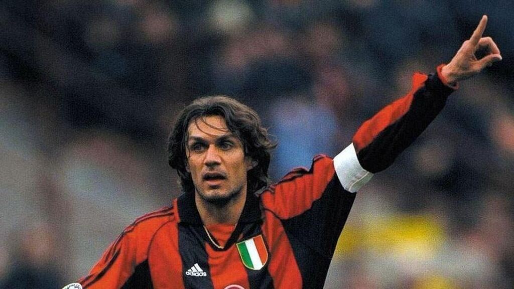 Imagem do zagueiro paolo maldini jovem e atuando pelo milan em campo