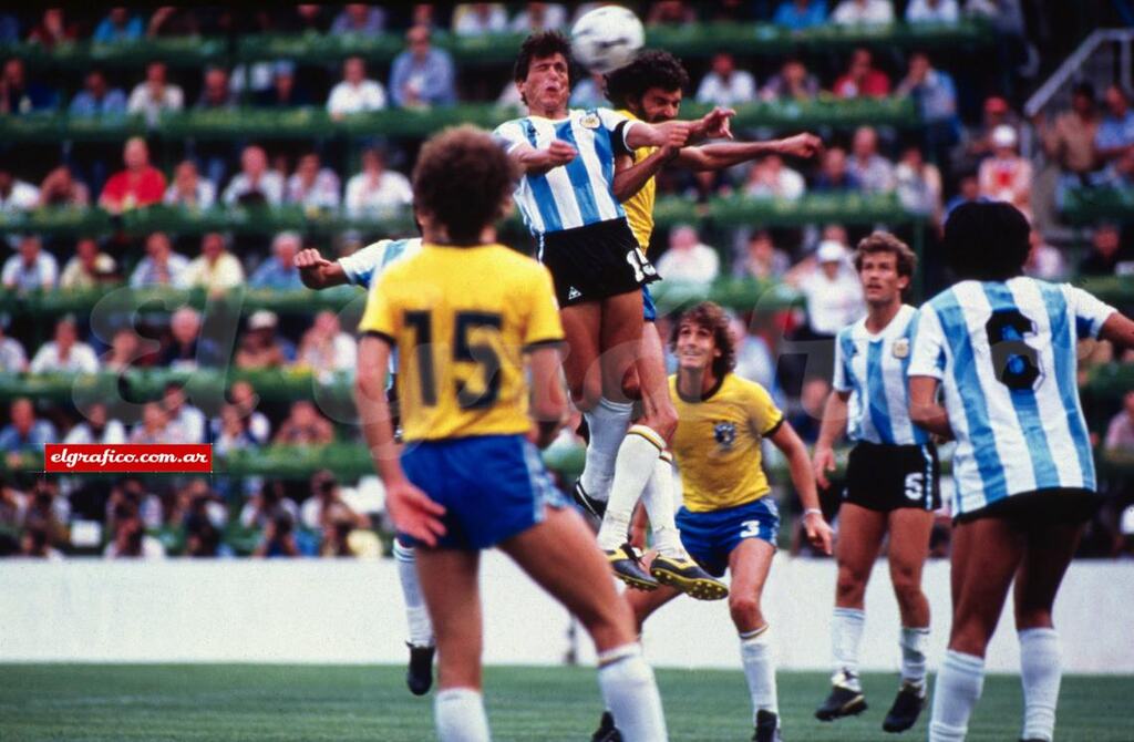 Zagueiro Daniel Passarella disputando uma bola pela seleção argentina