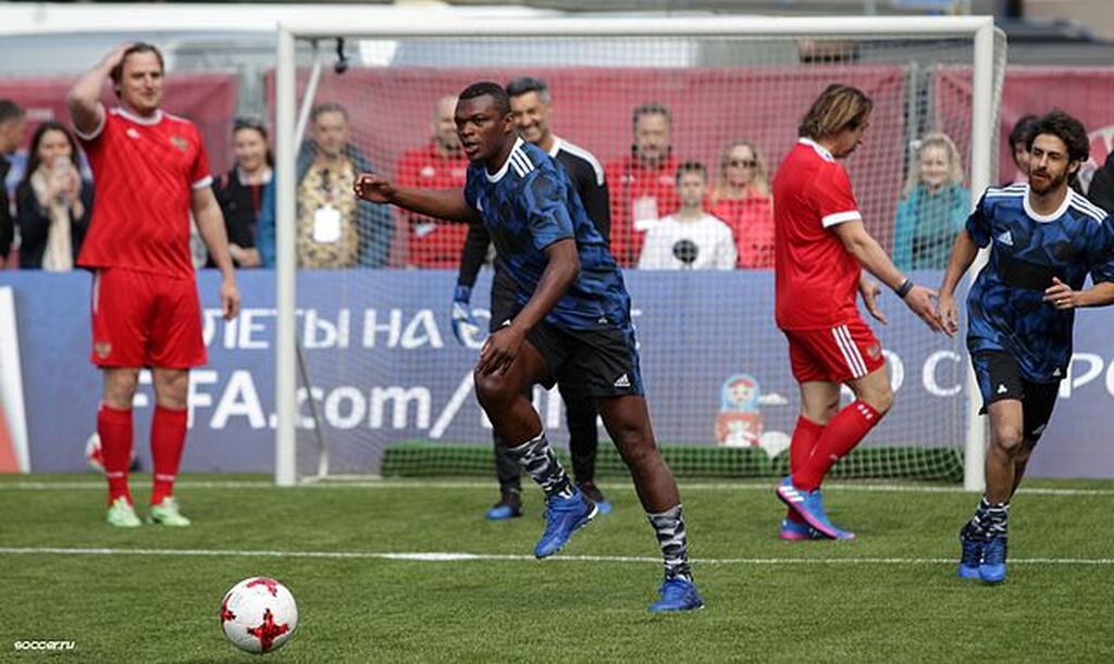 Imagem do ex zagueiro marcel desailly em campo, prestes a chutar uma bola de futebol