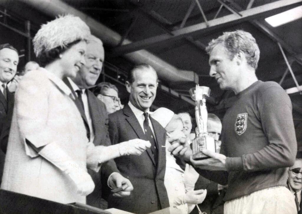 Zagueiro Bobby Moore cumprimentando a antiga rainha da Inglaterra, após receber um prêmio