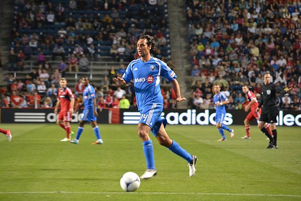 Imagem do ex zagueiro alessandro nesta em campo, prestes a chutar uma bola