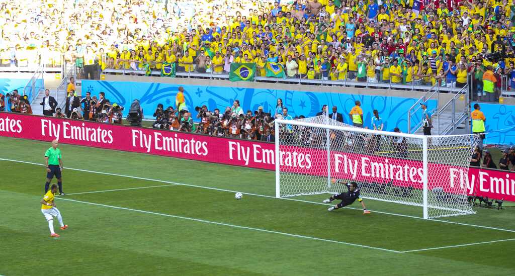 Neymar realiza uma cobrança na disputa de pênaltis do Brasil contra o Chile nas oitavas de final da Copa do Mundo de 2014