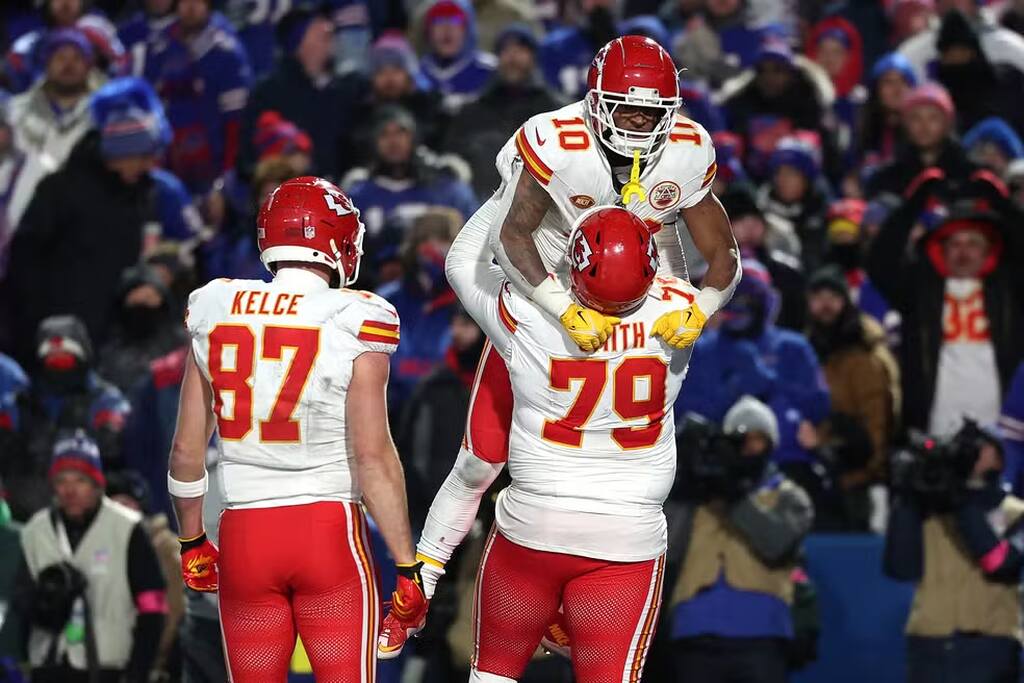 jogadores do kansas city chiefs disputando os playoffs da nfl