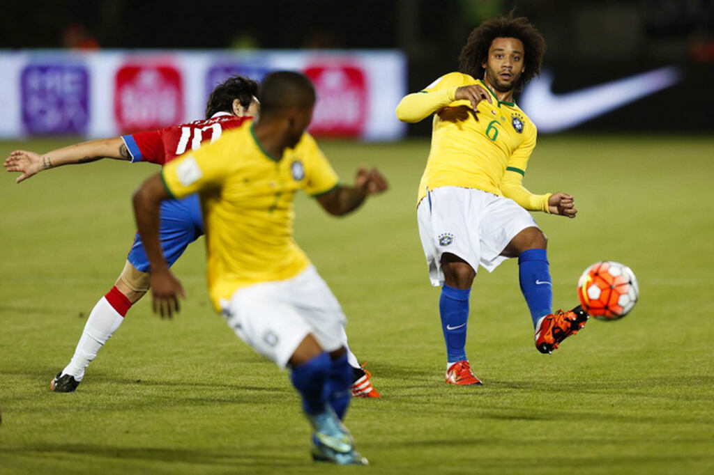 marcelo dando um passe em campo pela seleção. A aposta em passes é um dos melhores mercados