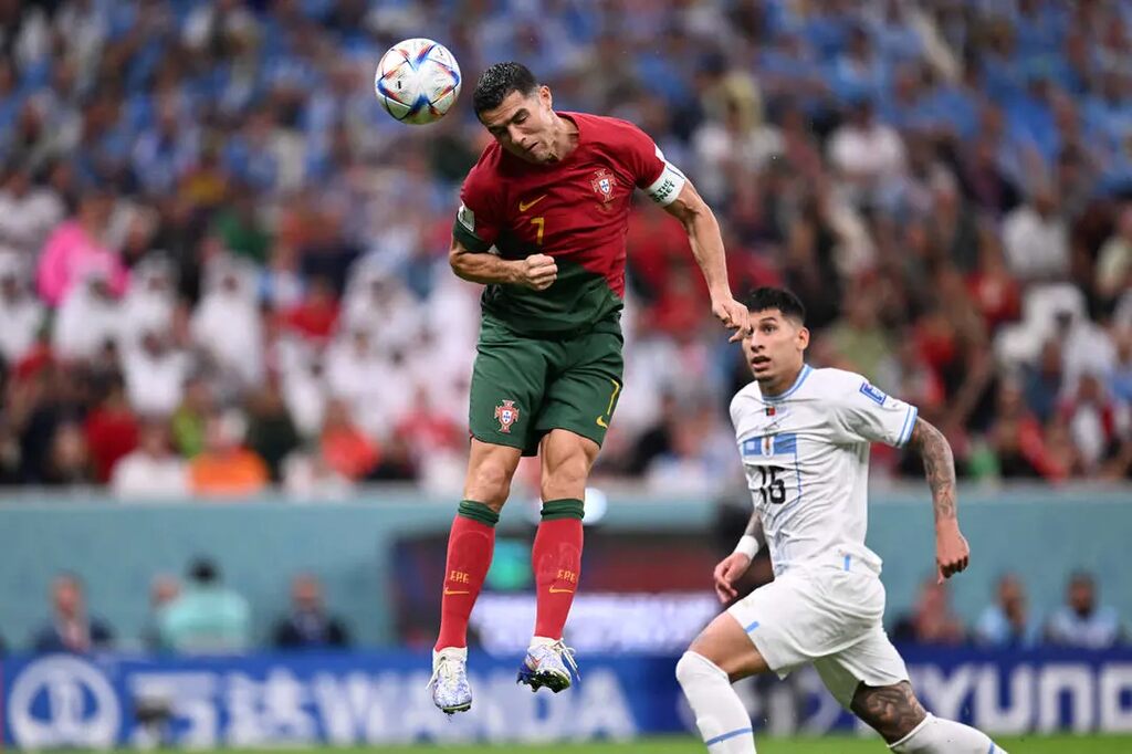 cristiano ronaldo, que sabe como apostar em um gol de cabeça, cabeceando uma bola