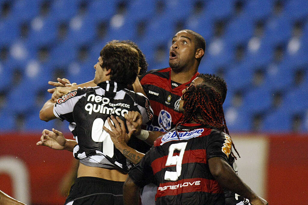 adriano, que sabe como apostar em um gol de cabeça, prestes a fazer um cabeceio em campo