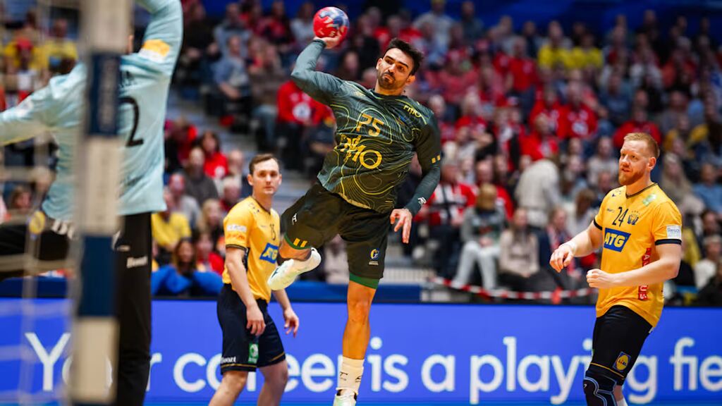 jogador prestes a lançar uma bola no gol em um jogo do campeonato mundial de handebol