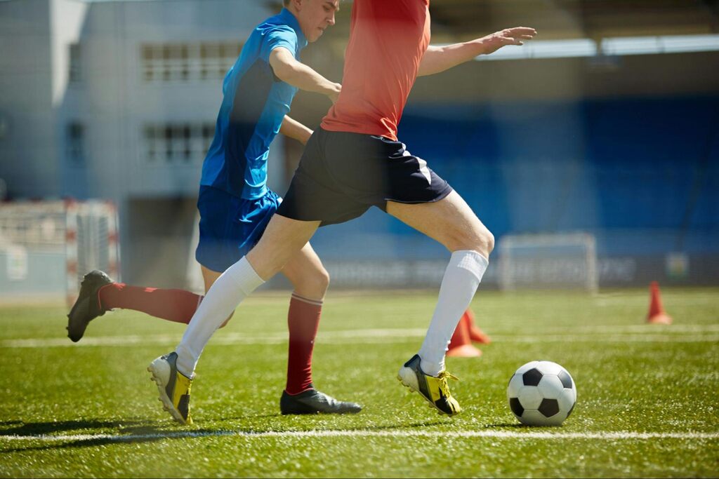 jogadores que buscam o empate em qualquer um dos tempos disputam a bola em campo