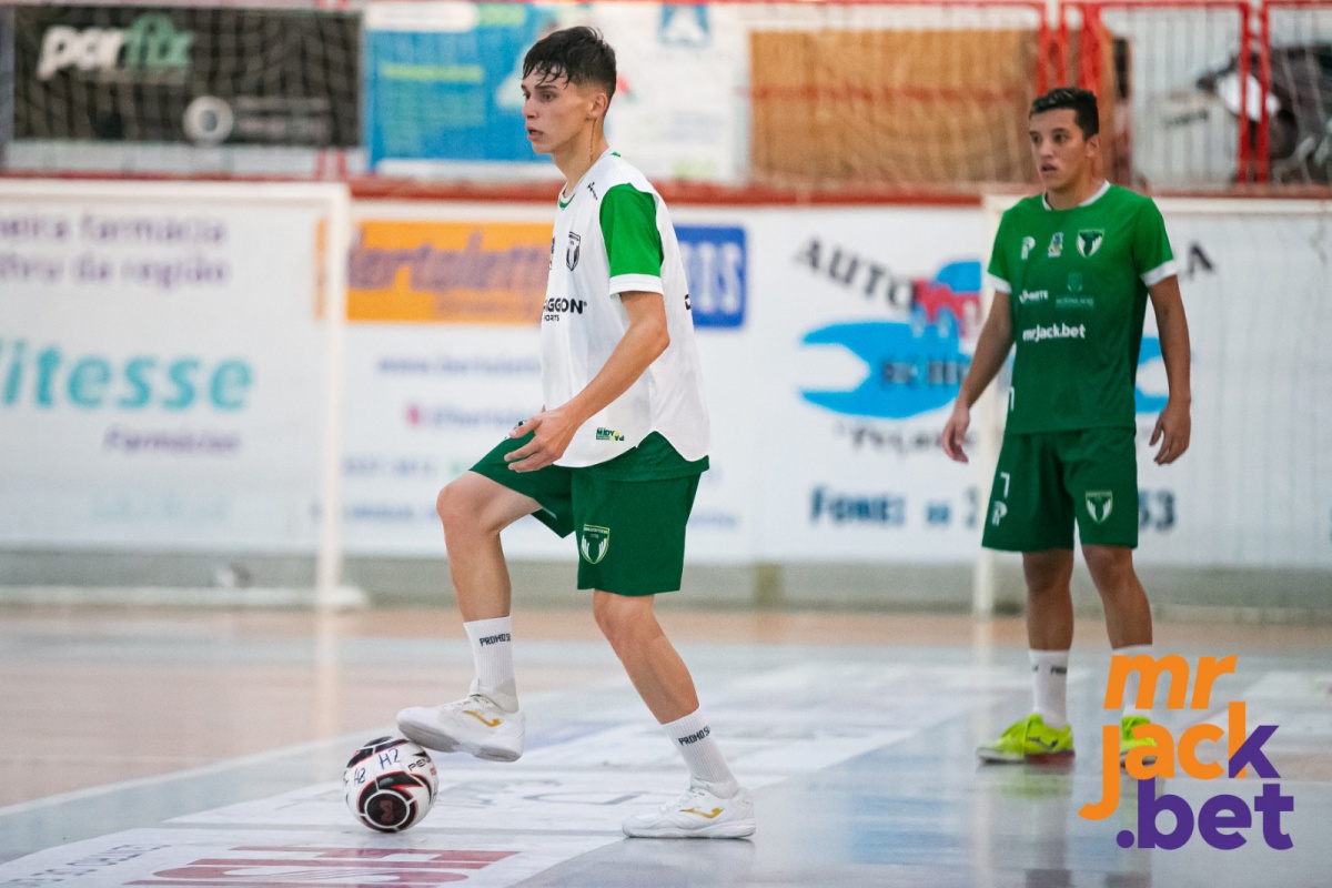 Jogador do mrJack.bet/Horizontina Futsal em quadra com a bola