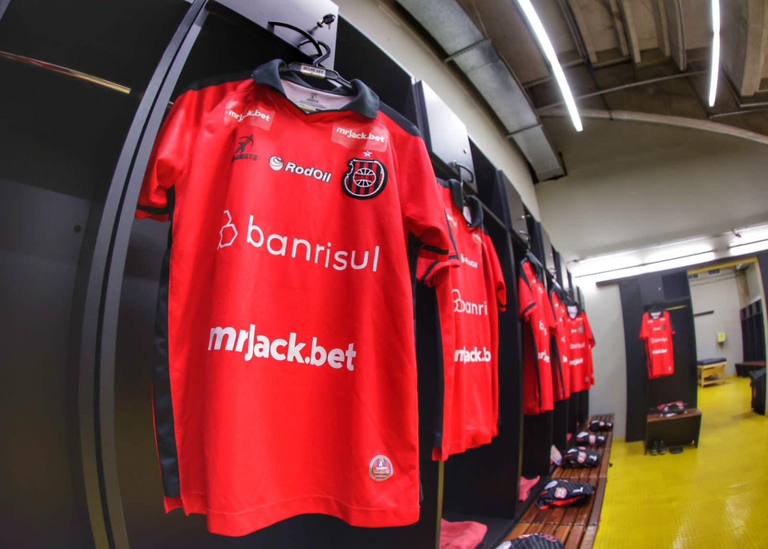 Camisa do time Grêmio Esportivo Brasil pendurada em vestiário