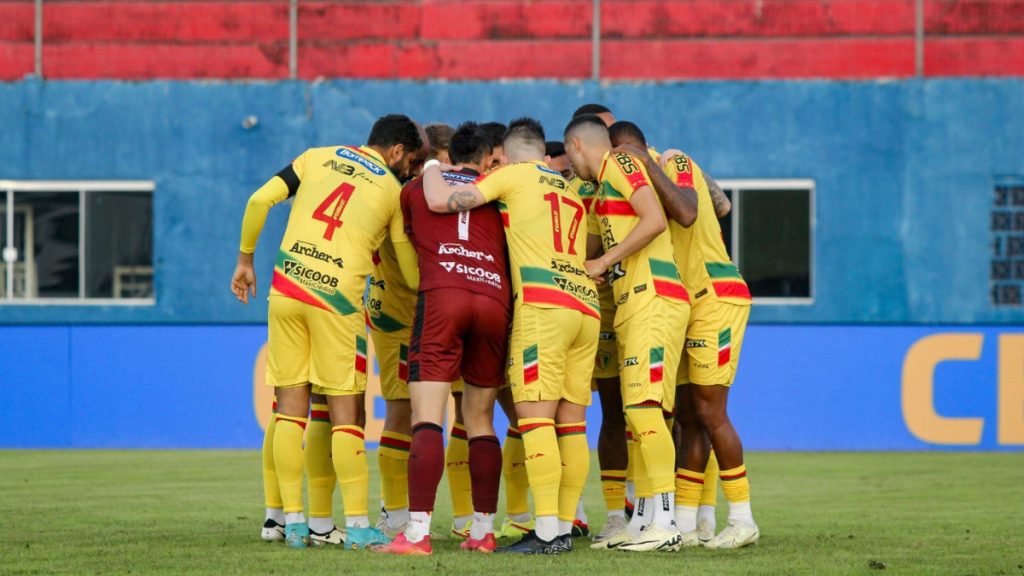 Equipe do Brusque FC unida em campo