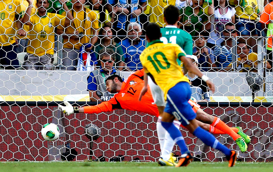 Jogador da seleção fazendo gol