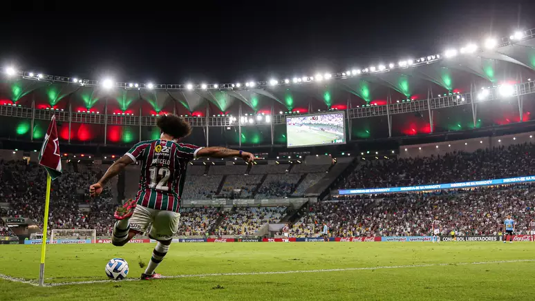 Jogador de futebol batendo um escanteio