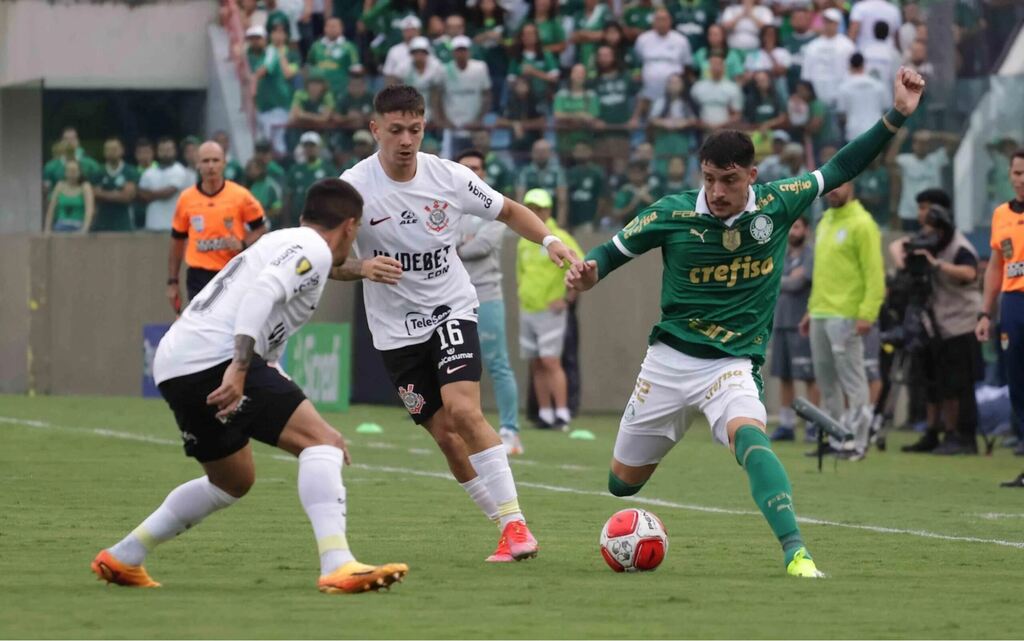 jogadores do palmeiras e corinthians disputam uma bola em campo. O futebol tem umas das melhores odds para apostas esportivas