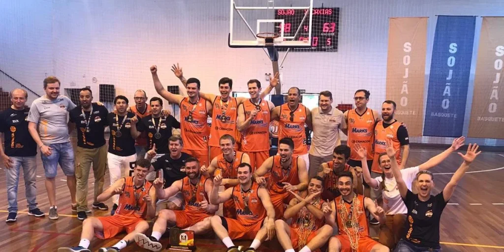 Equipe de Basquete Sojão em quadra com equipe técnica