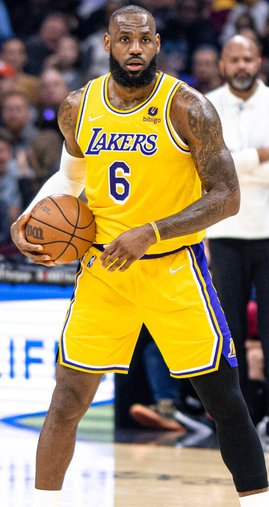 Jogador do Los Angeles Lakers LeBron James com a camisa amarela com número 6