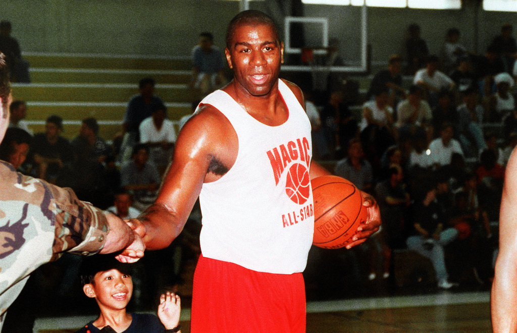 Jogador de basquete Magic Johnson segurando bola de basquete em um jogo do NBA All Stars 