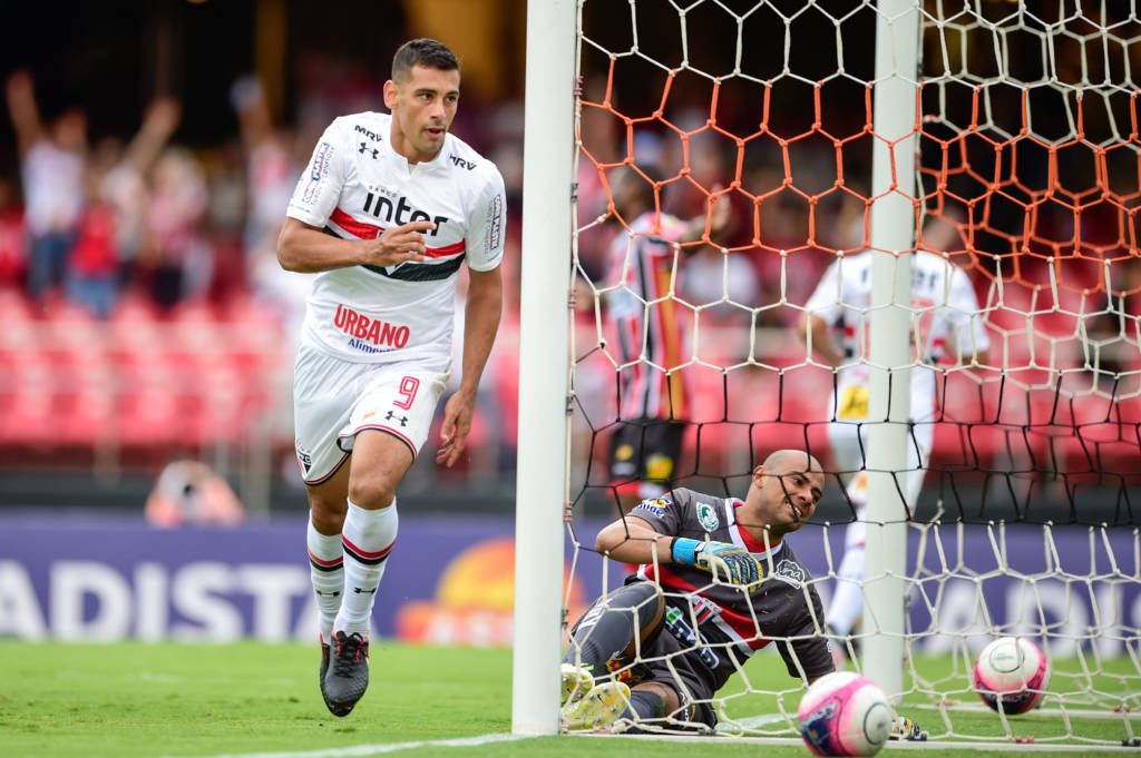 Jogador saindo para a comemoração de um gol