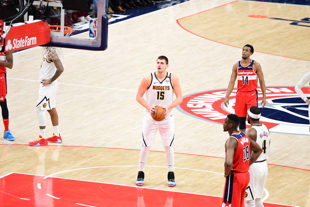 Jogador Nikola Jokic do Denver Nuggets se prepara para arremessar um lance livre